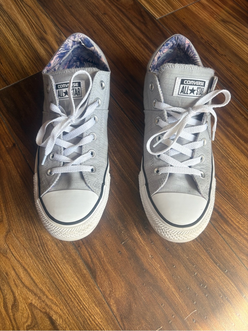 Converse All Star women’s Low-Top Sneakers in Light Gray with White Accents